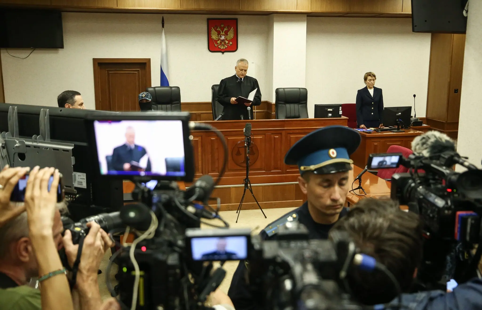 Суддя Андрій Мінєєв у п’ятницю зачитує вирок у справі кореспондента The Wall Street Journal Евана Гершковича в залі суду в Єкатеринбурзі, Росія